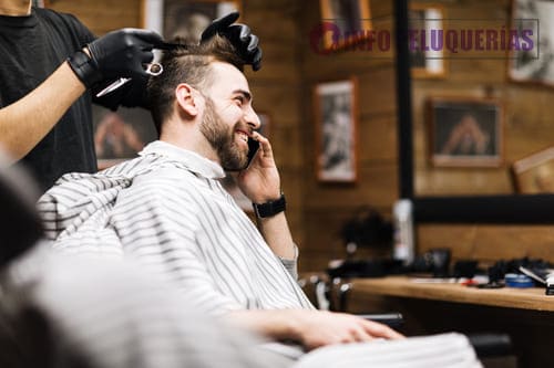 barbero cortando el pelo en la región metropolitana